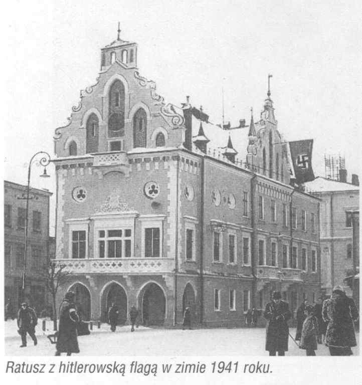 Ratusz z hitlerowską flagą w zimie 1941 roku